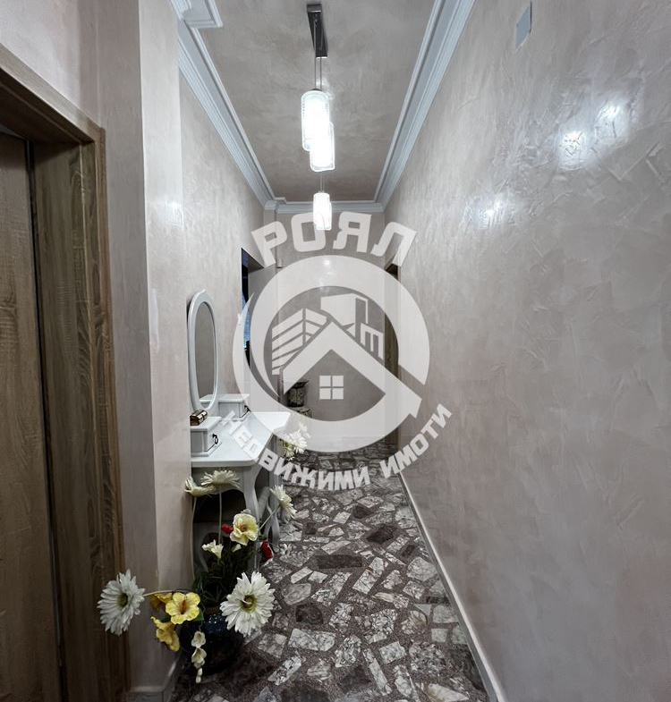 Роял имоти продава етаж от къща + мансарден двустаен апартамент, гараж, Прослав, Пловдив - 0