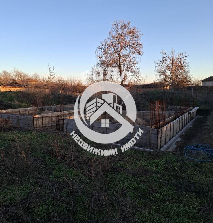 Роял имоти продава самостоятелна Къща с двор, пред акт 14, с.Паничери - 0