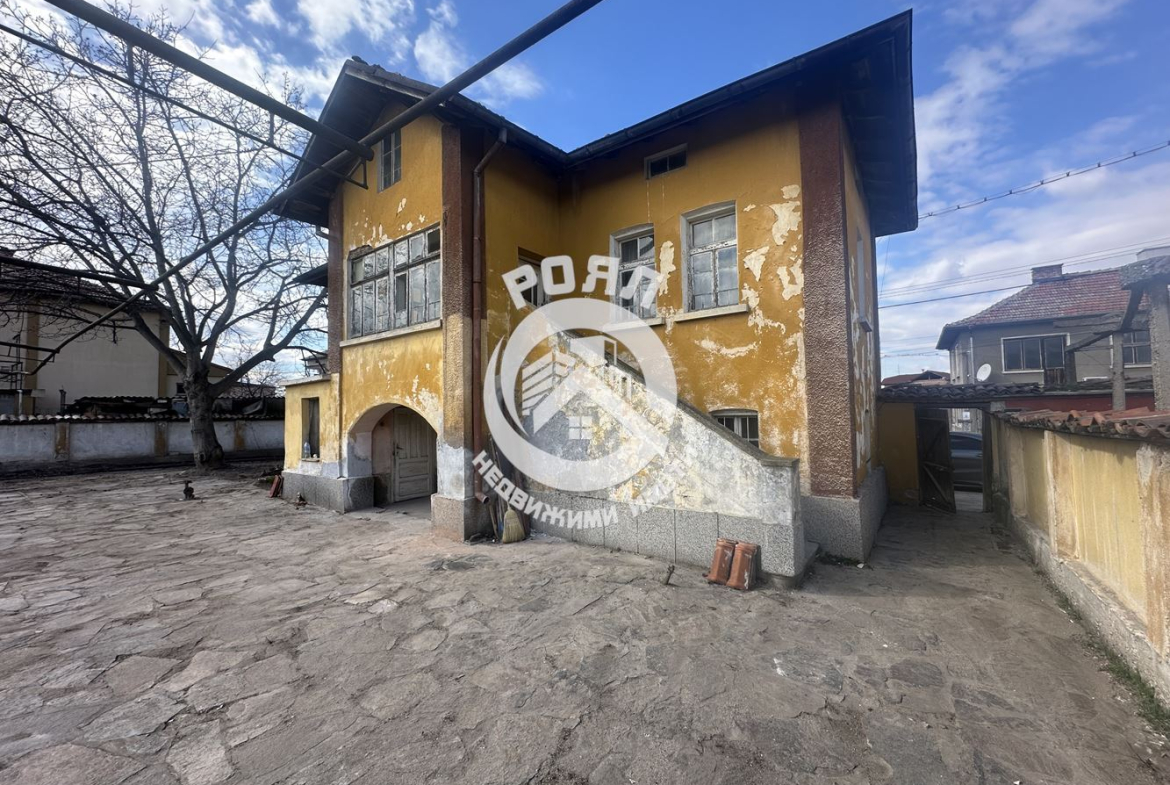 Роял Имоти продава Ексклузивно двуетажна къща с двор в гр.Стамболийски - 0