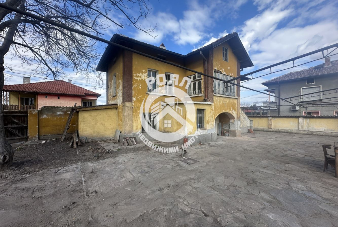 Роял Имоти продава Ексклузивно двуетажна къща с двор в гр.Стамболийски - 0