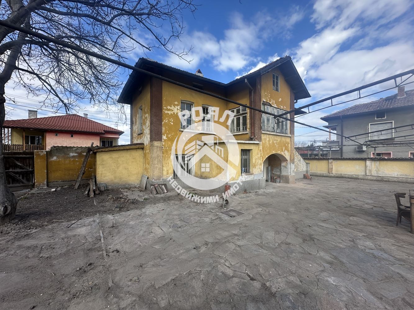 Роял Имоти продава Ексклузивно двуетажна къща с двор в гр.Стамболийски - 0