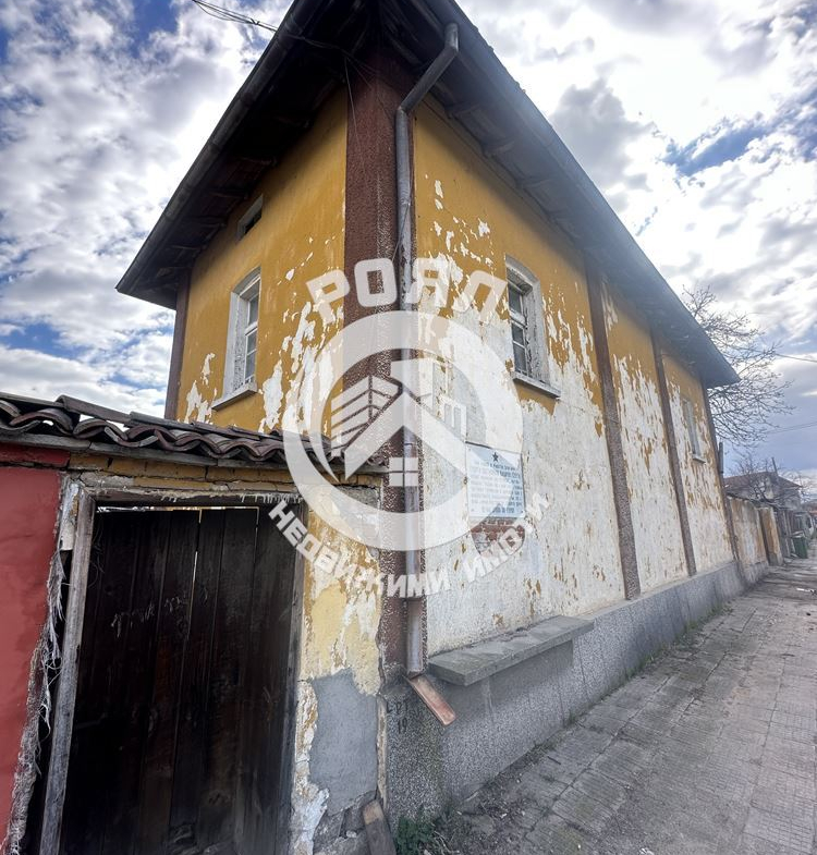 Роял Имоти продава Ексклузивно двуетажна къща с двор в гр.Стамболийски - 0