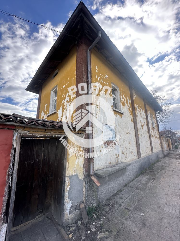 Роял Имоти продава Ексклузивно двуетажна къща с двор в гр.Стамболийски - 0