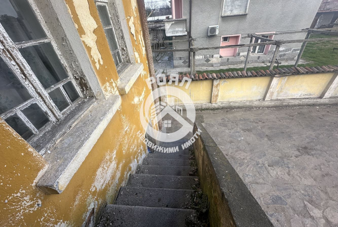 Роял Имоти продава Ексклузивно двуетажна къща с двор в гр.Стамболийски - 0