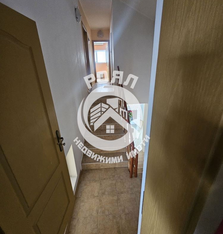 Роял Имоти продава Ексклузивно самостоятелна, обзаведена къща с двор в село Брестник, Пловдив - 0