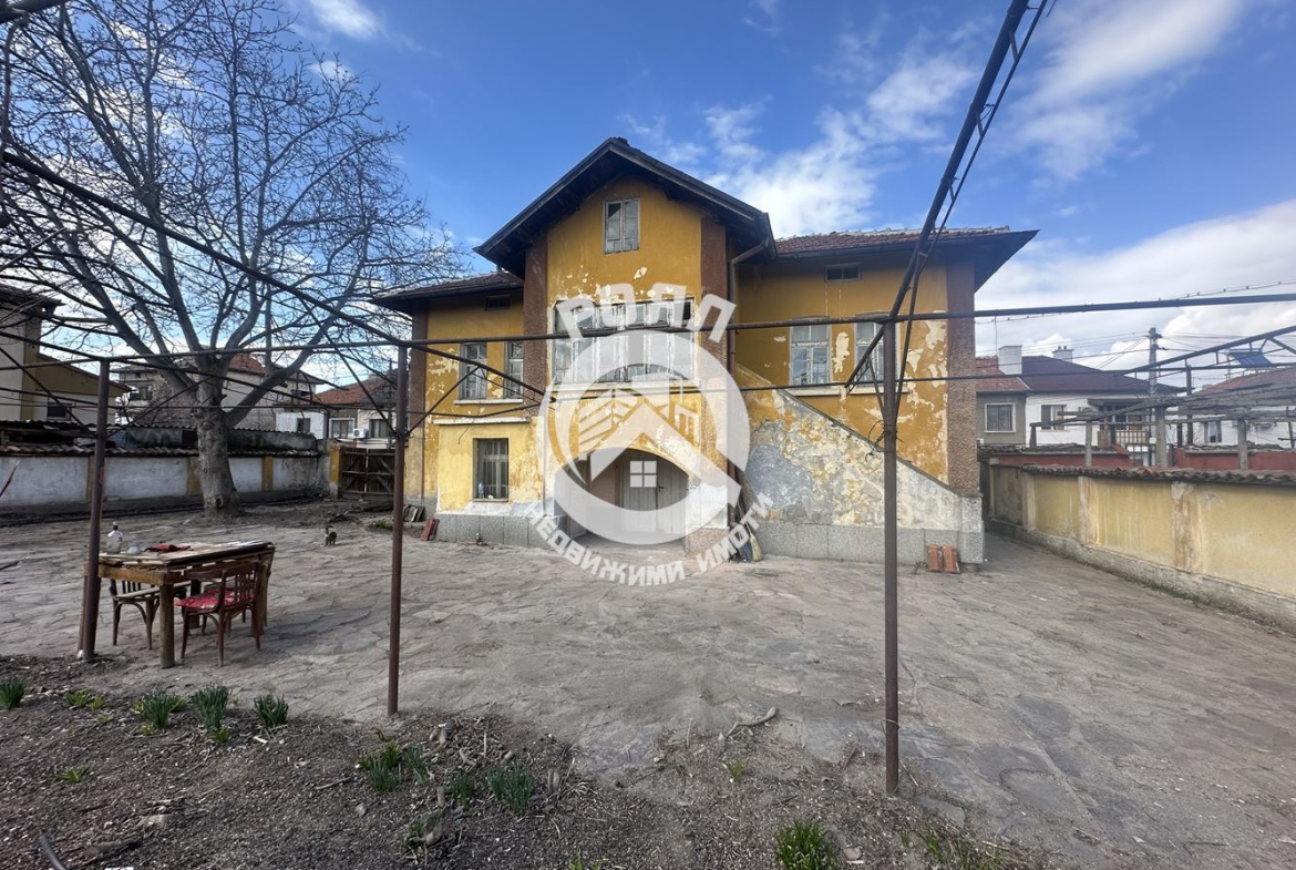 Роял Имоти продава Ексклузивно двуетажна къща с двор в гр.Стамболийски - 0