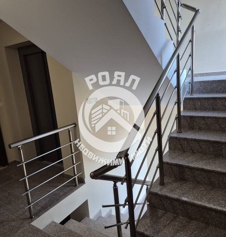 Роял Имоти продава двустаен апартамент в кв.Прослав - 0