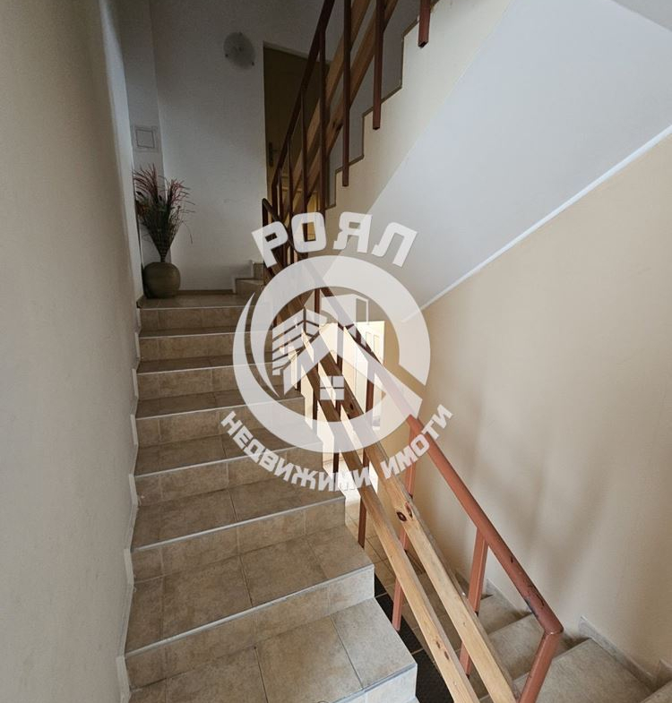 Роял Имоти продава Ексклузивно самостоятелна, обзаведена къща с двор в село Брестник, Пловдив - 0