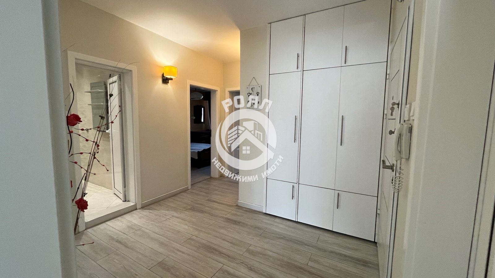 Роял Имоти отдава под наем четитистаен апаркамент в кв.Каменица - 0