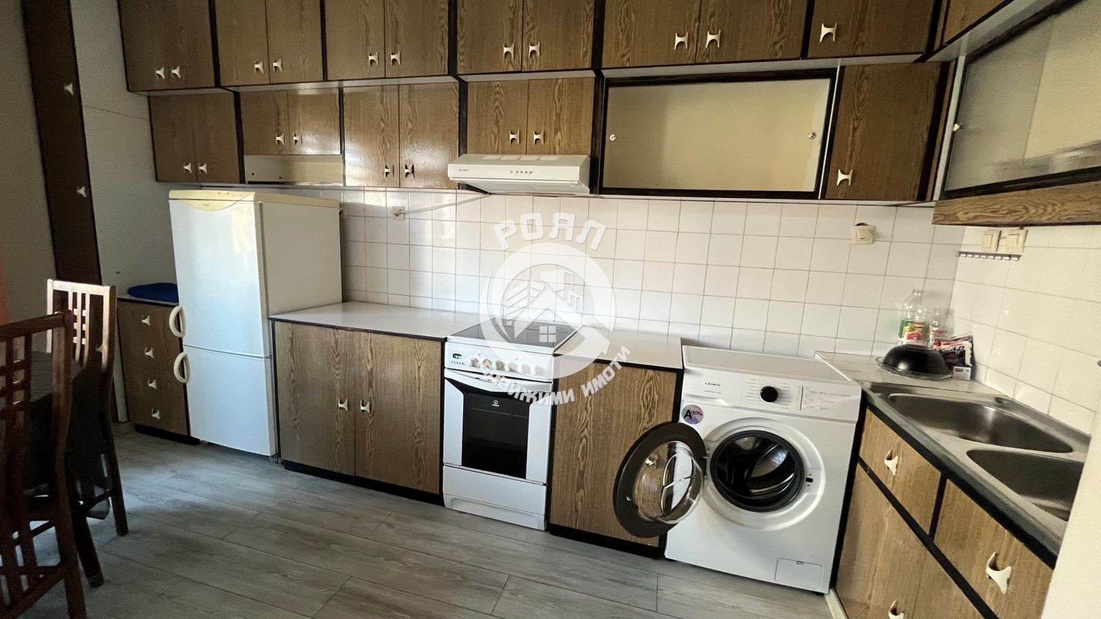 Роял Имоти отдава под наем четитистаен апаркамент в кв.Каменица - 0