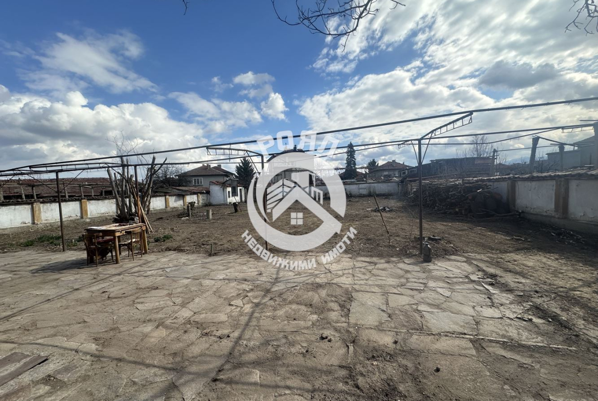 Роял Имоти продава Ексклузивно двуетажна къща с двор в гр.Стамболийски - 0