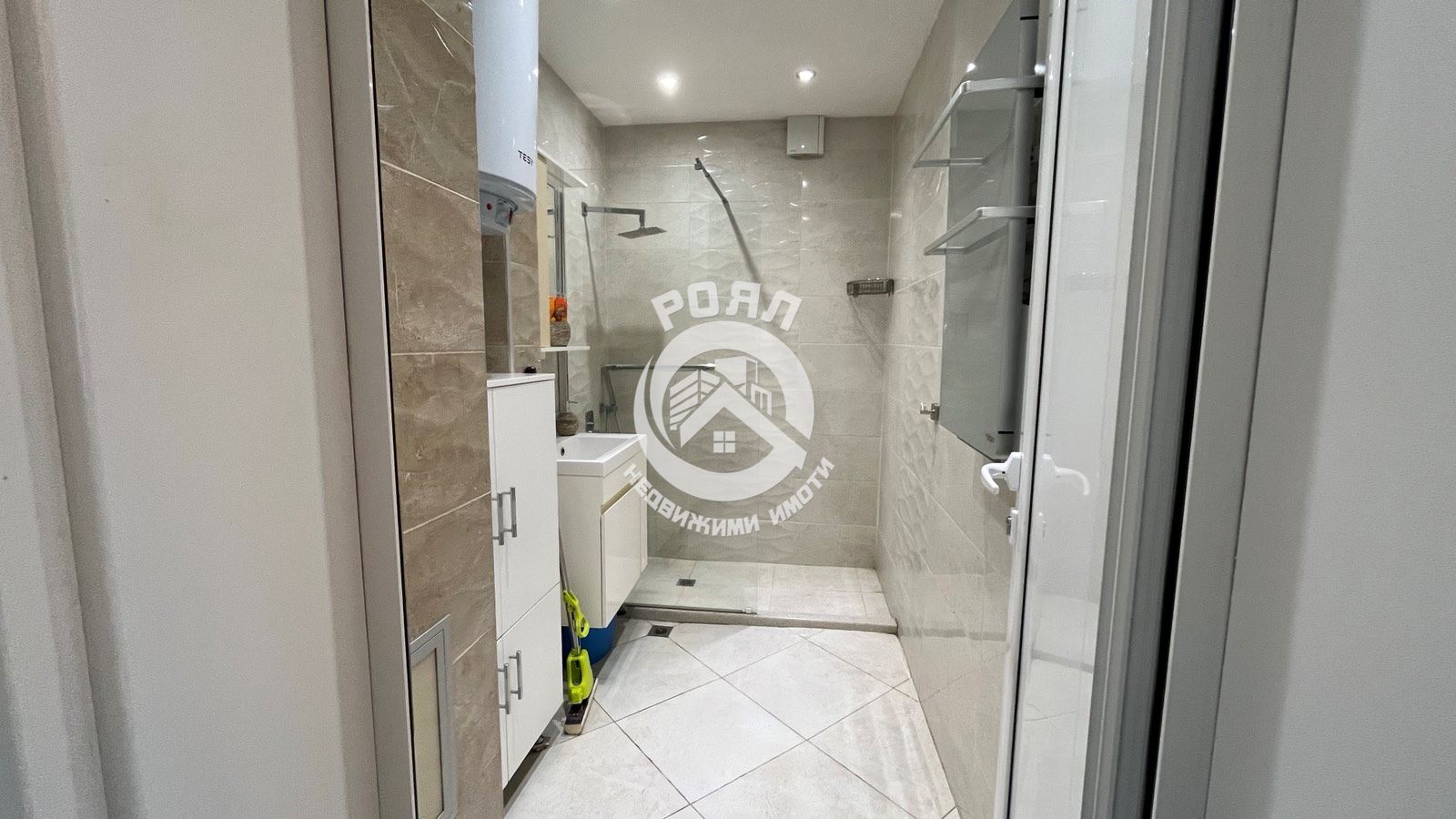 Роял Имоти отдава под наем четитистаен апаркамент в кв.Каменица - 0