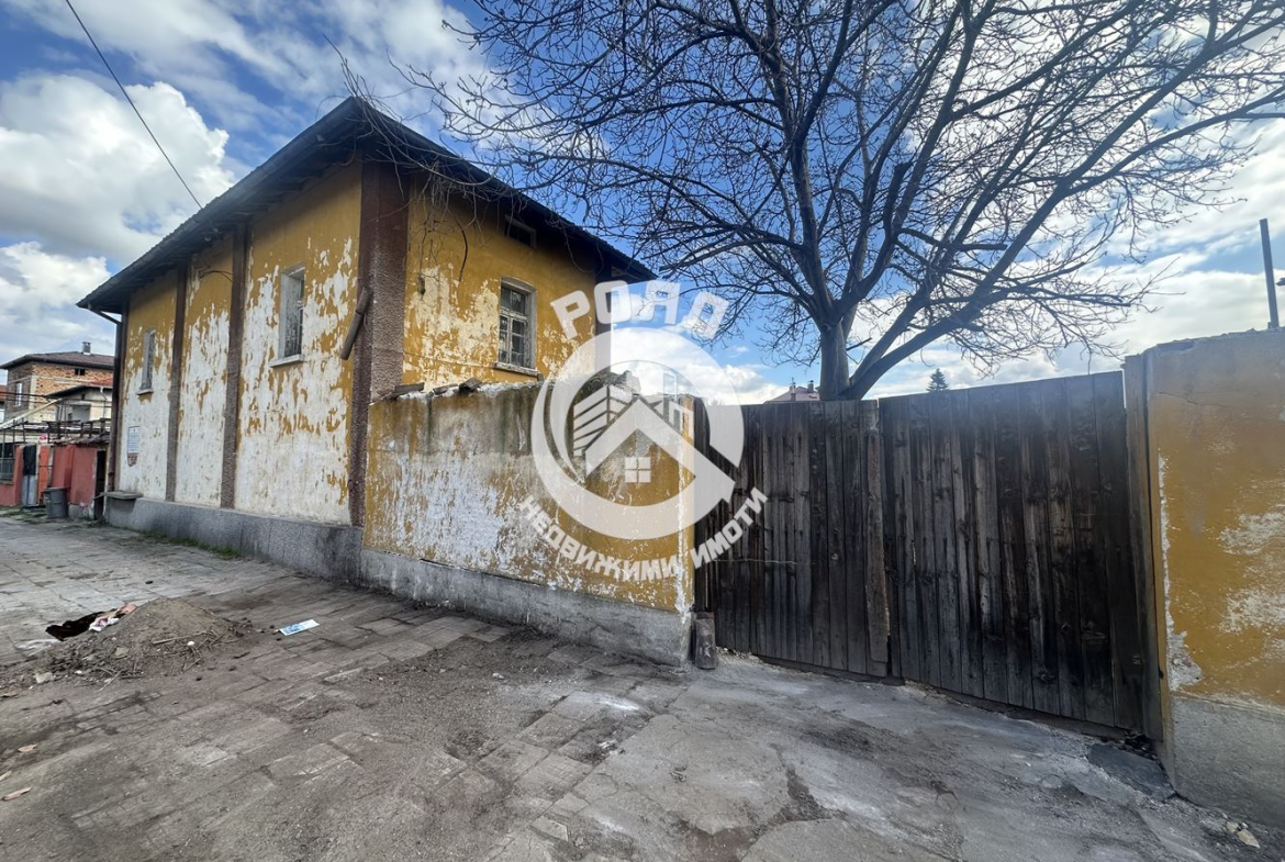 Роял Имоти продава Ексклузивно двуетажна къща с двор в гр.Стамболийски - 0