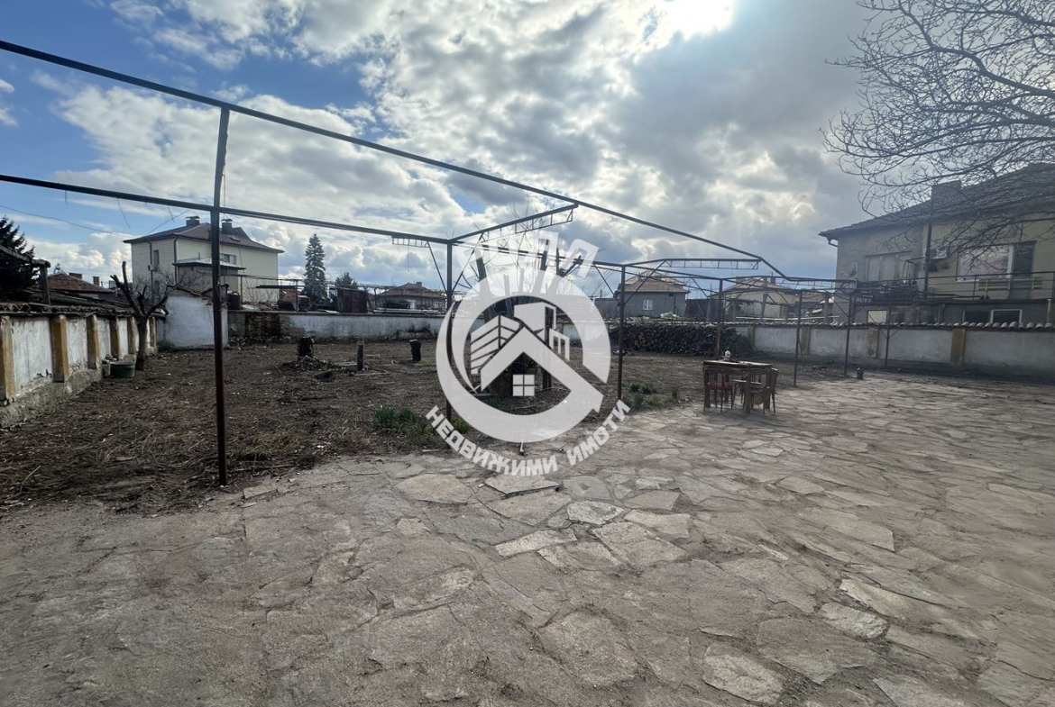 Роял Имоти продава Ексклузивно двуетажна къща с двор в гр.Стамболийски - 0