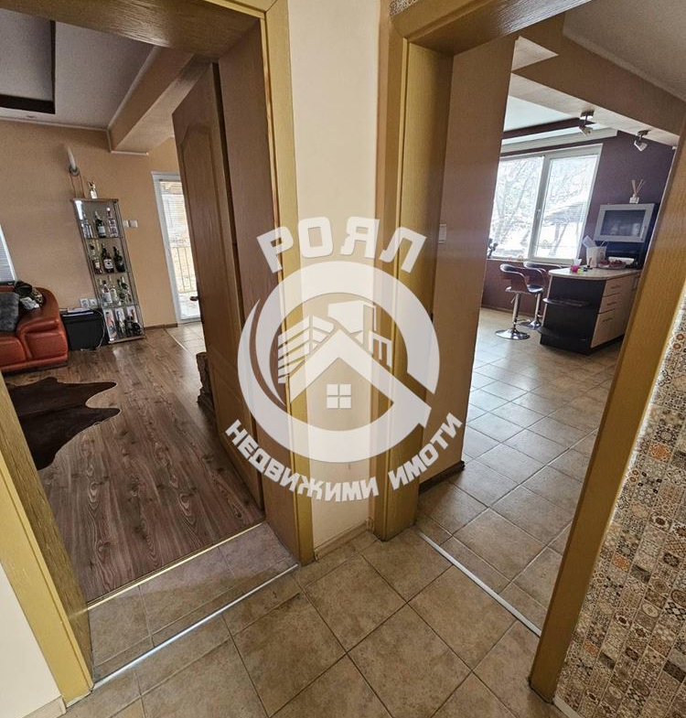 Роял Имоти продава Ексклузивно самостоятелна, обзаведена къща с двор в село Брестник, Пловдив - 0