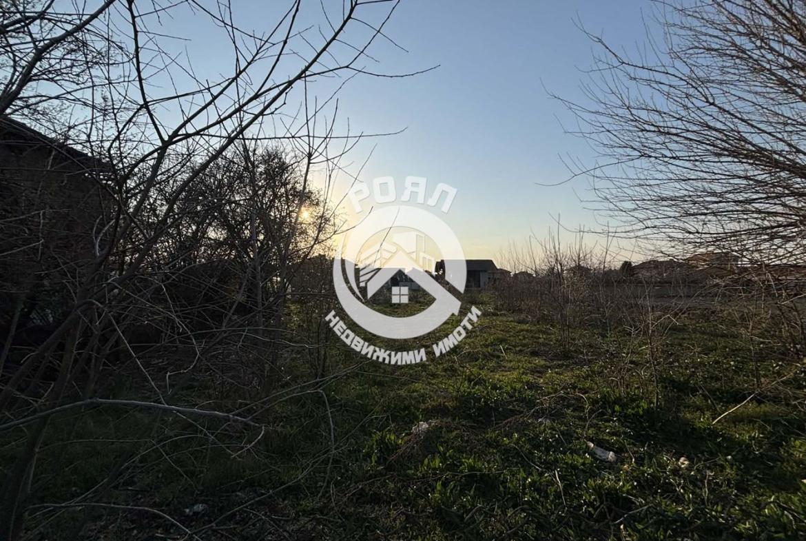 Роял Имоти предлага за продажба парцел в с. Бенковски - 0