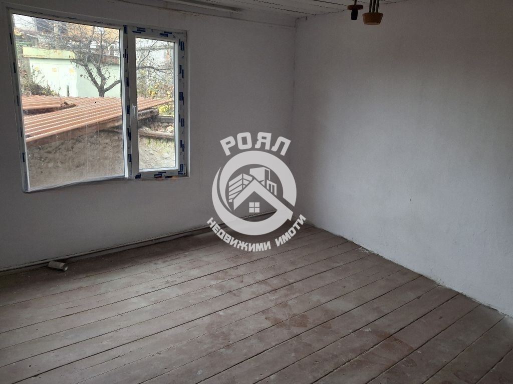 Роял Имоти продава двуетажна къща в гр.Перущица - 0