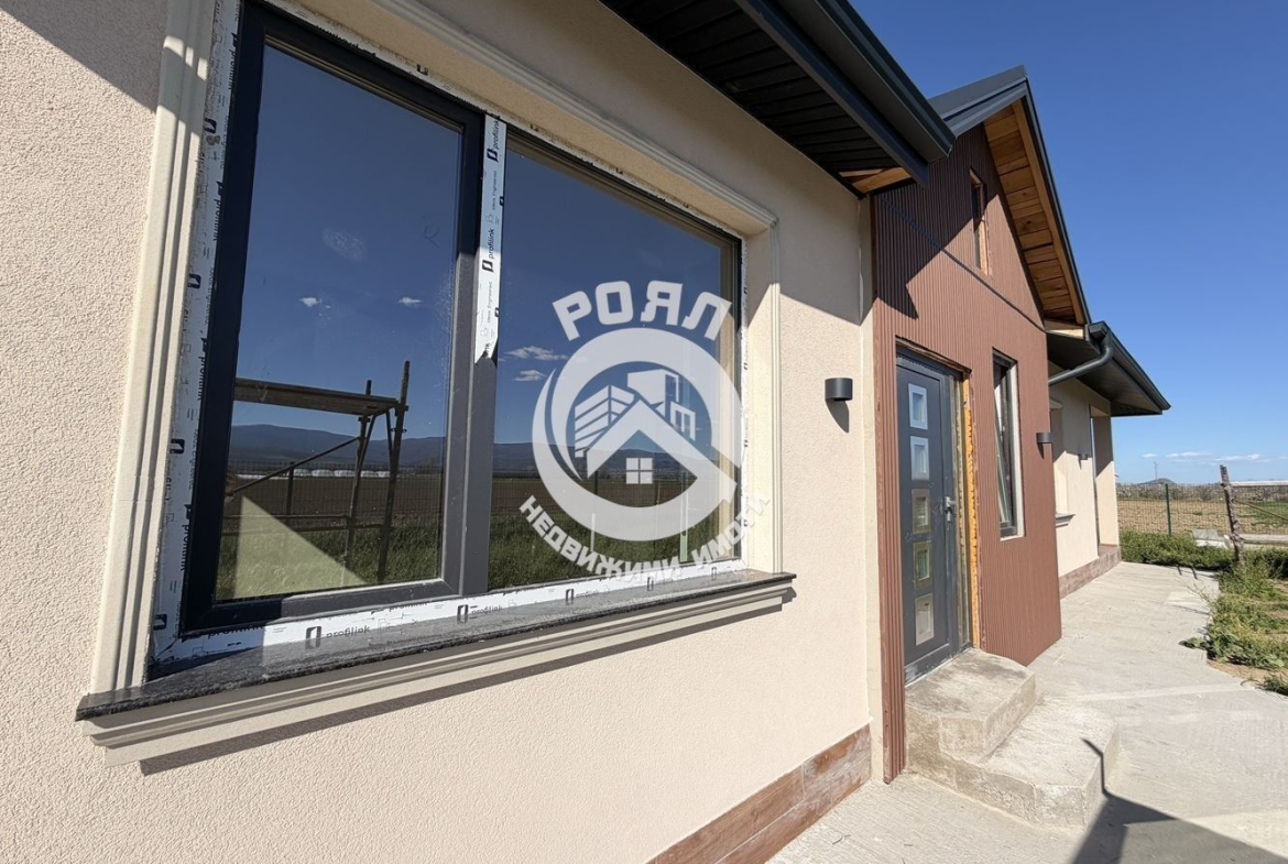 Роял имоти продава едноетажна, самостоятелна къща, село Оризари, Пловдив - 0