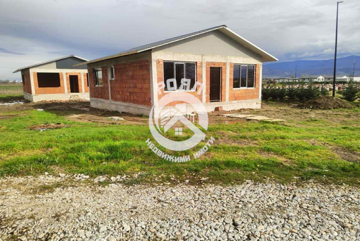 Роял Имоти продава едноетажна къща в с. Оризари - 0