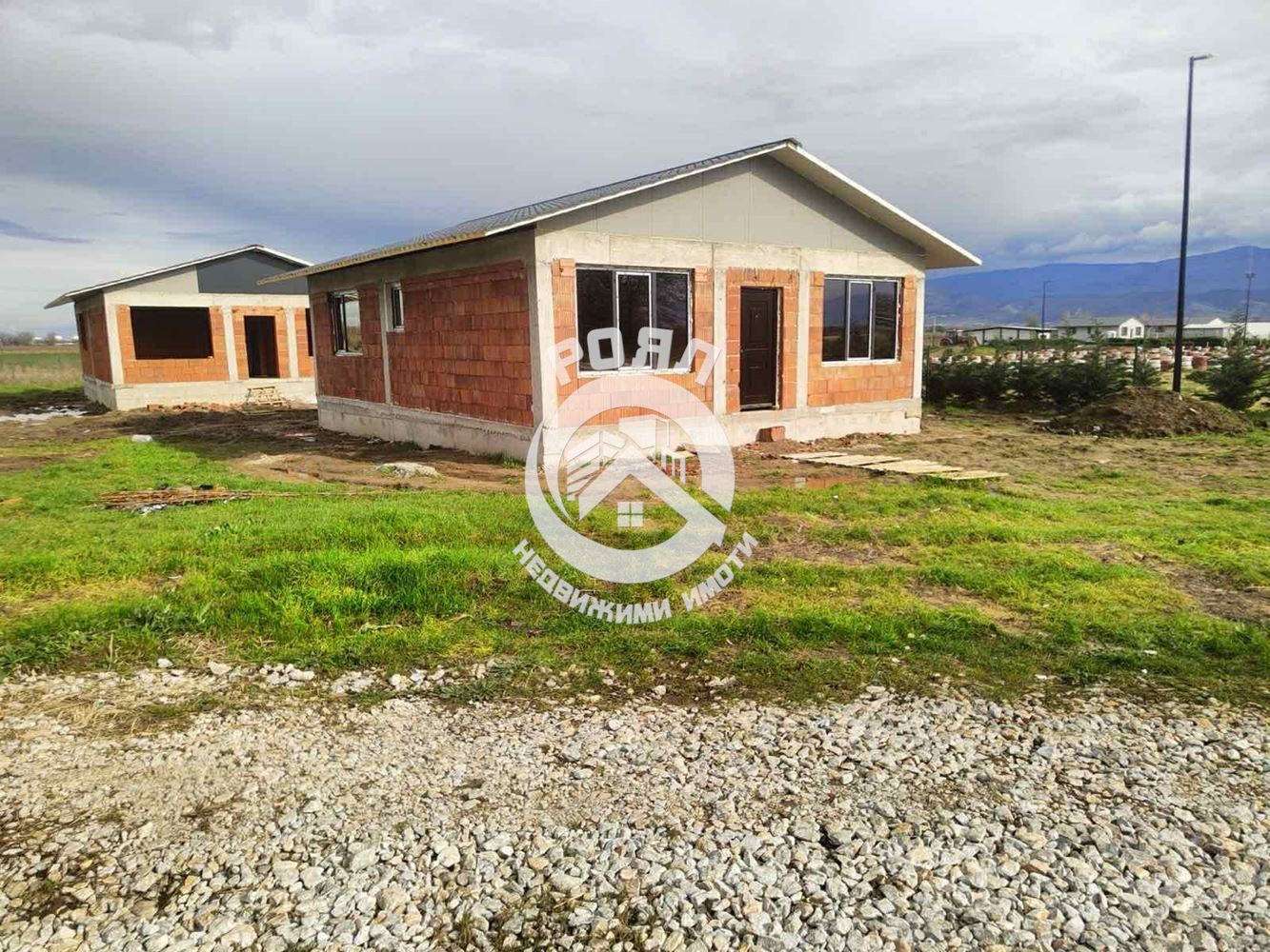 Роял Имоти продава едноетажна къща в с. Оризари - 0