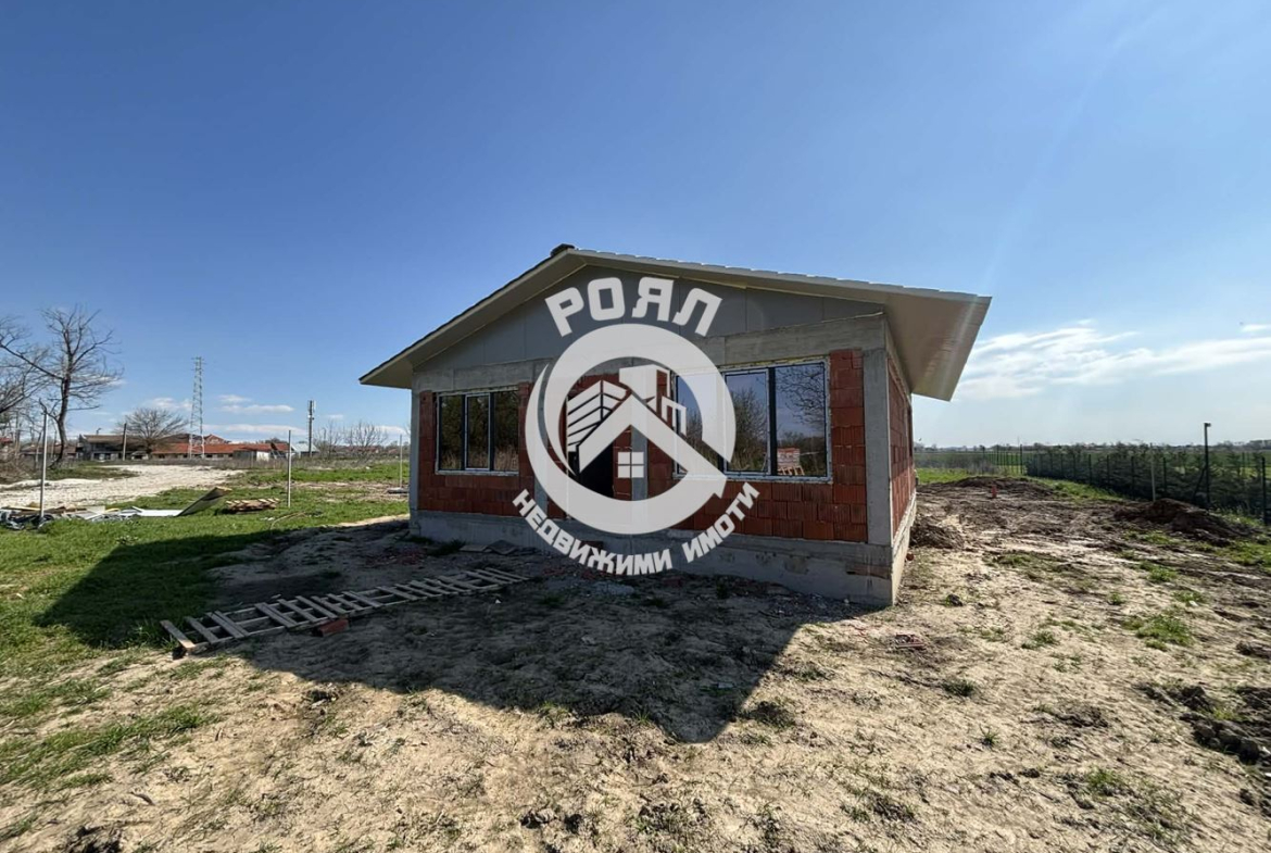 Роял Имоти продава едноетажна къща в с. Оризари - 0