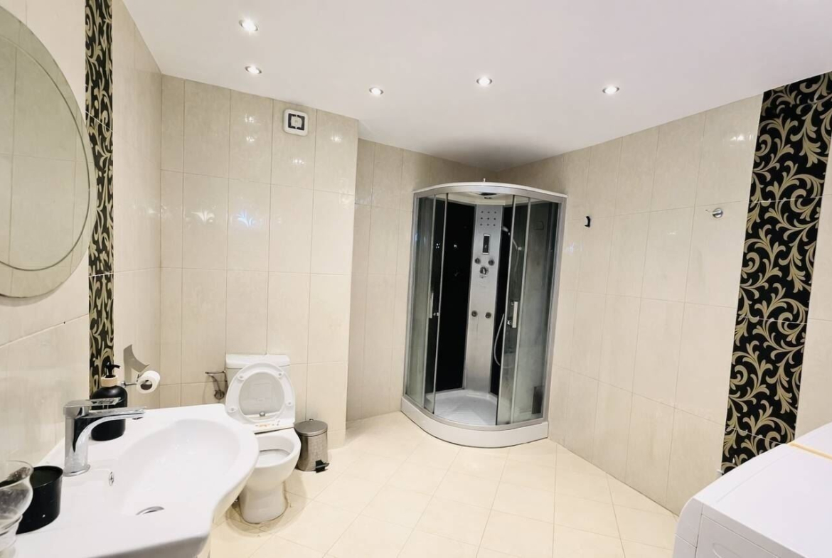 Роял имоти продава тристаен, обзаведен апартамент в Асеновград - 0