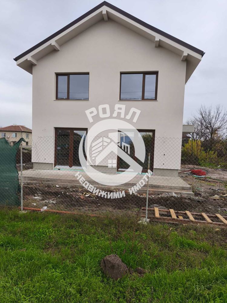 Роял Имоти продава къща в с.Строево, обл. Пловдив - 0