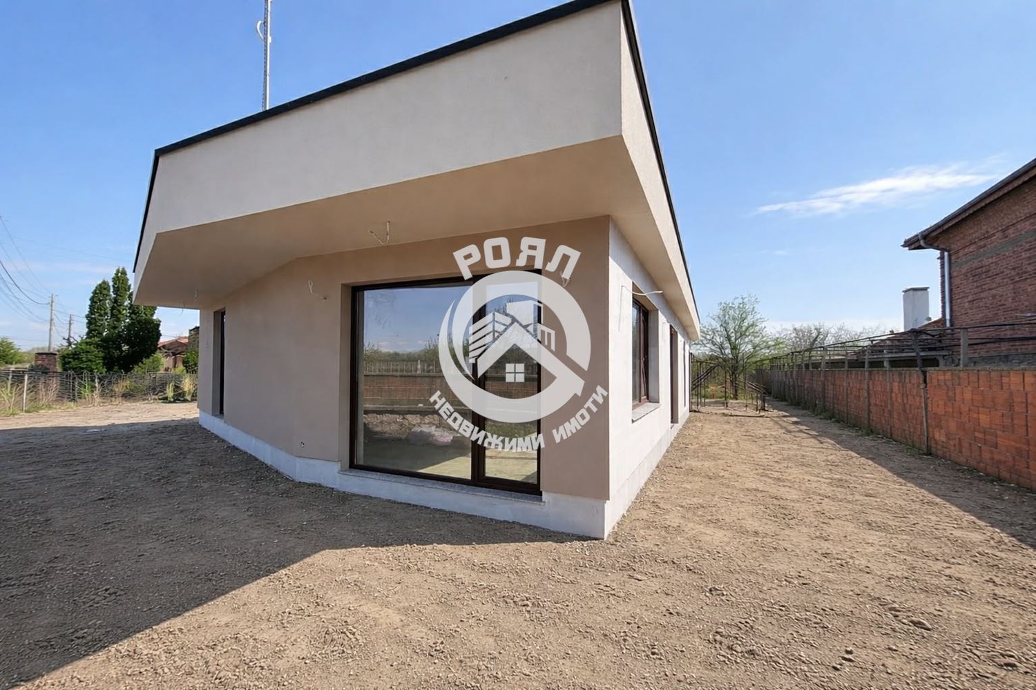 Роял Имоти продава ЕКСКЛУЗИВНО нова, модерна едноетажна къща в с. Кадиево – комфорт, качество и функционалност в едно. - 0