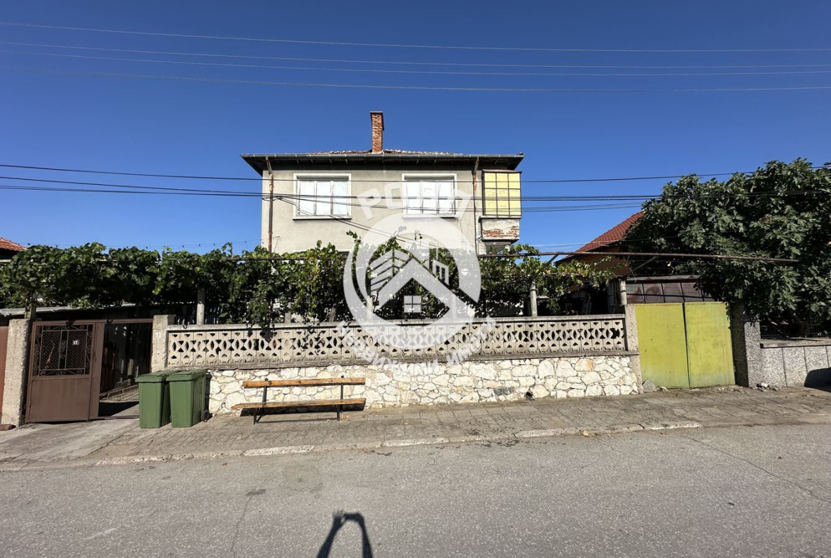 Роял Имоти продава Ексклузивно триетажна къща в гр.Стамболийски - 0