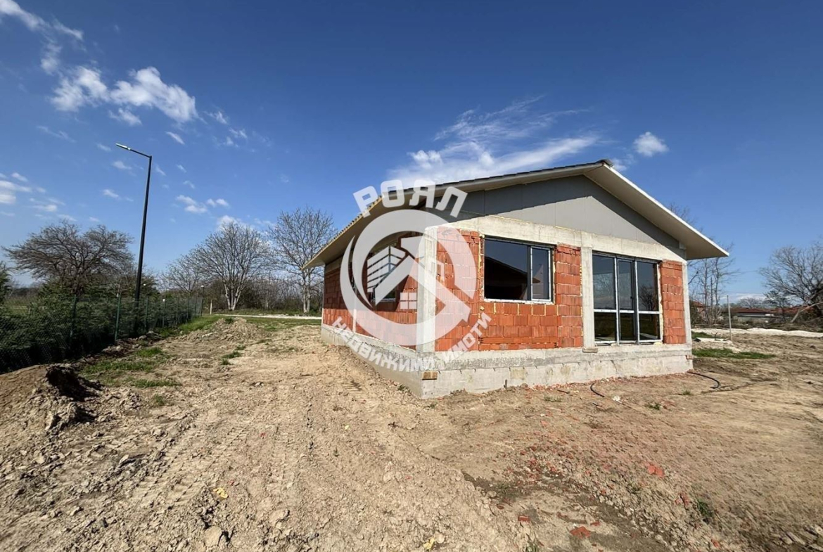 Роял Имоти продава едноетажна къща в с. Оризари - 0