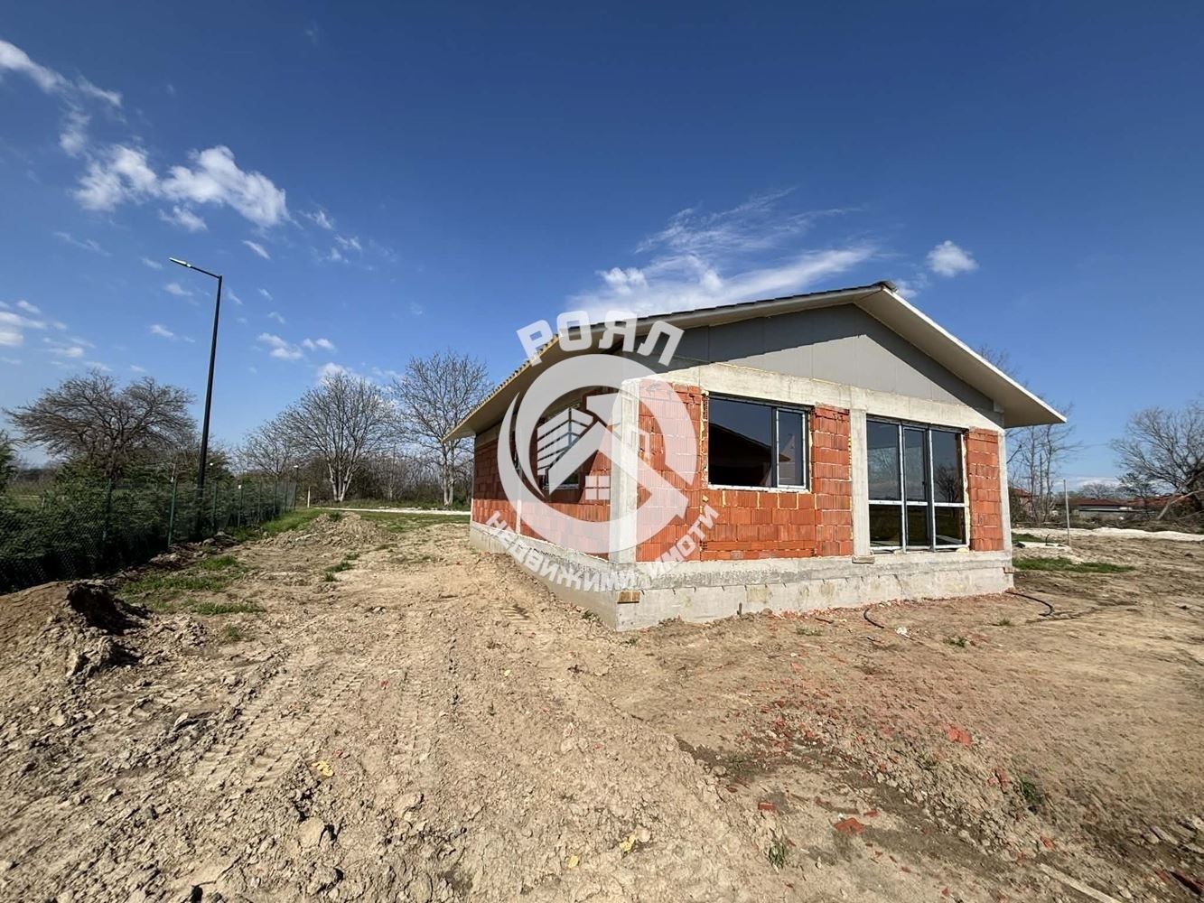 Роял Имоти продава едноетажна къща в с. Оризари - 0