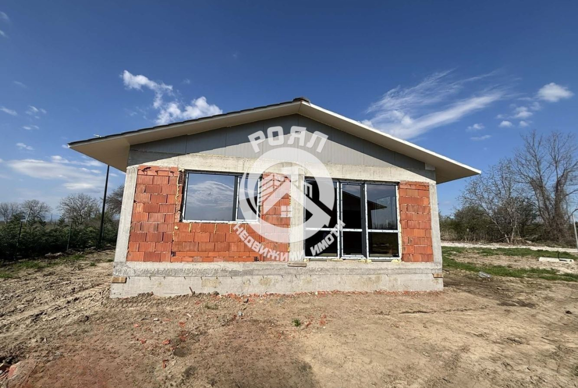 Роял Имоти продава едноетажна къща в с. Оризари - 0