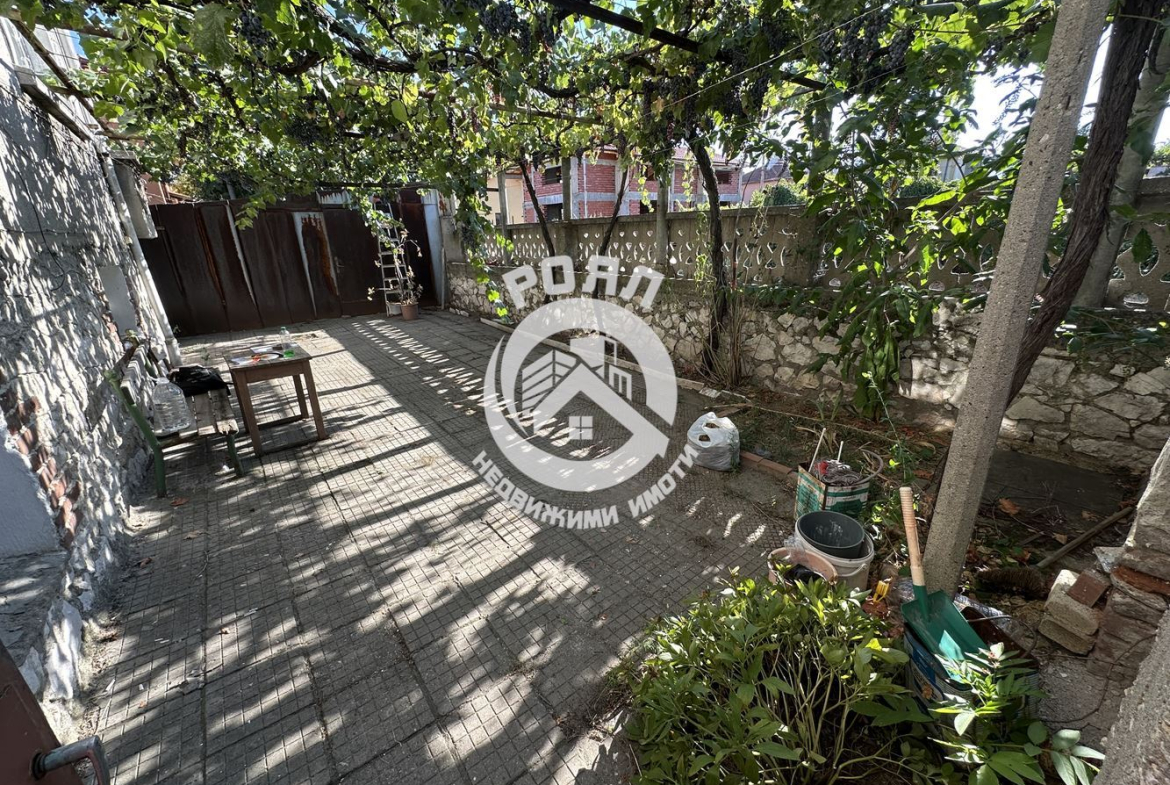 Роял Имоти продава Ексклузивно триетажна къща в гр.Стамболийски - 0