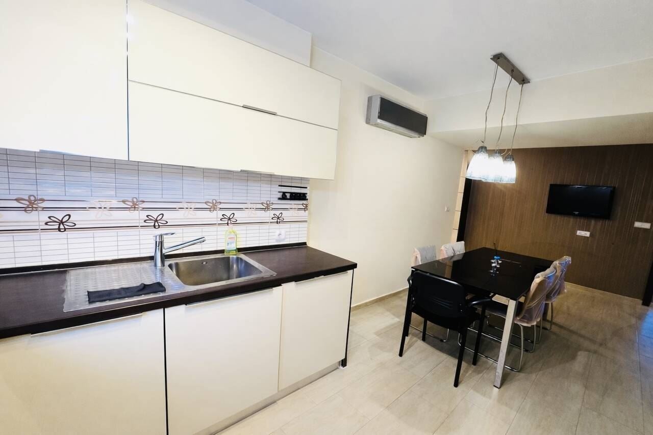 Роял имоти продава тристаен, обзаведен апартамент в Асеновград - 0