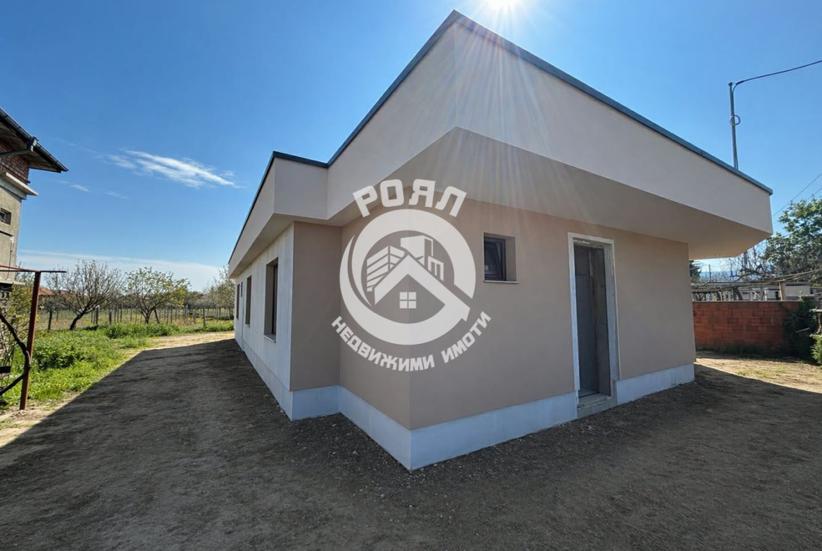 Роял Имоти продава ЕКСКЛУЗИВНО нова, модерна едноетажна къща в с. Кадиево – комфорт, качество и функционалност в едно. - 0