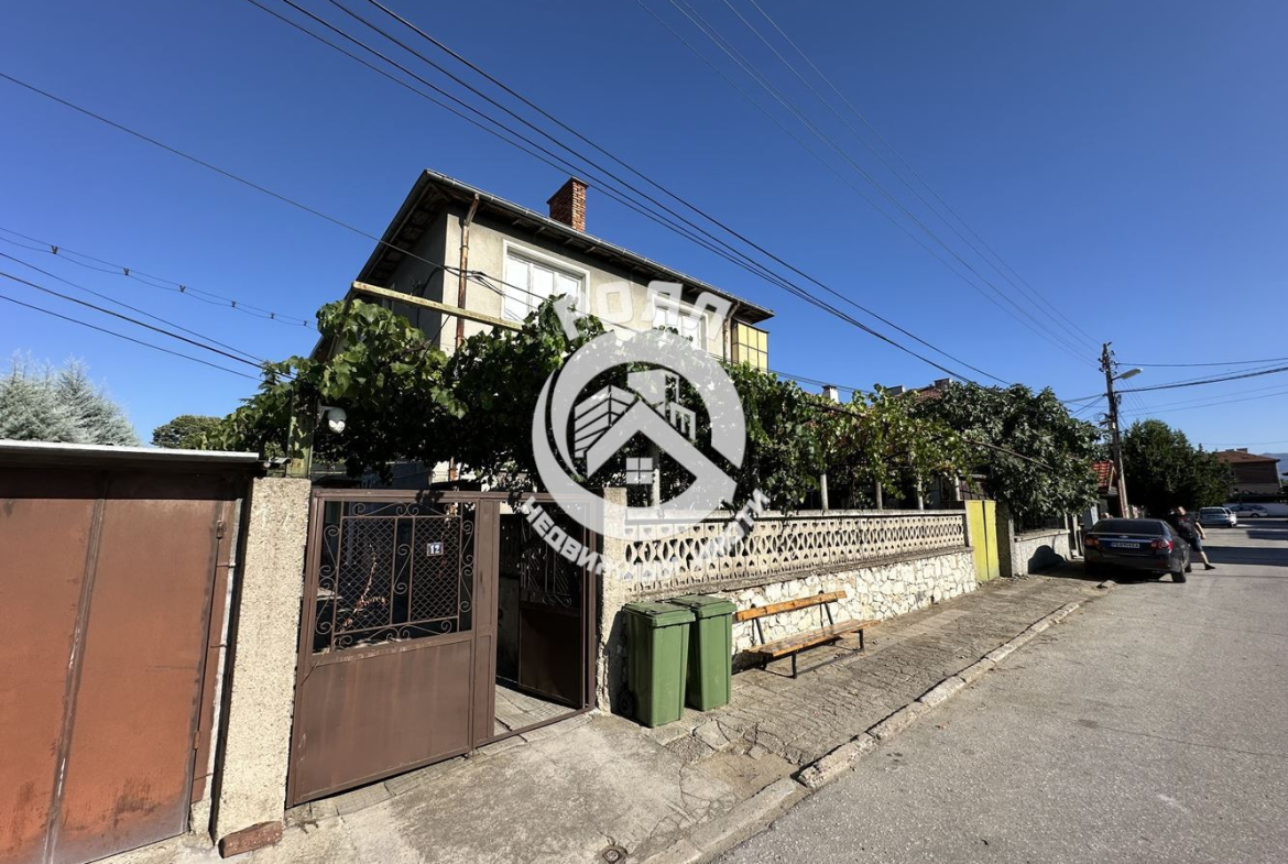 Роял Имоти продава Ексклузивно триетажна къща в гр.Стамболийски - 0