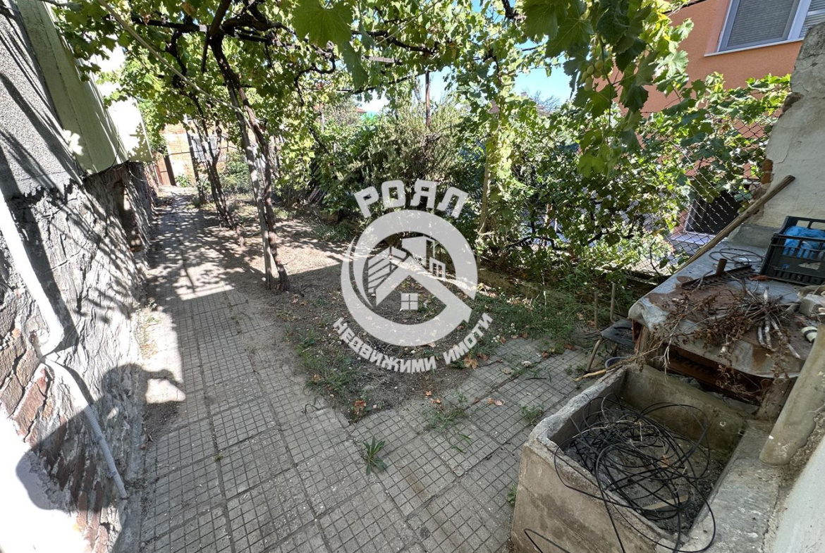 Роял Имоти продава Ексклузивно триетажна къща в гр.Стамболийски - 0