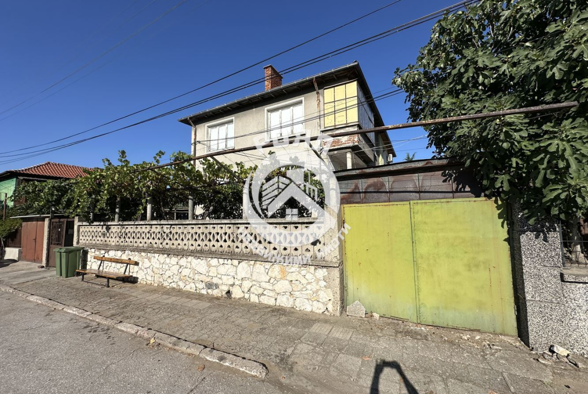 Роял Имоти продава Ексклузивно триетажна къща в гр.Стамболийски - 0