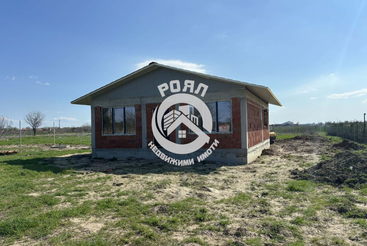 Роял Имоти продава едноетажна къща в с. Оризари - 0