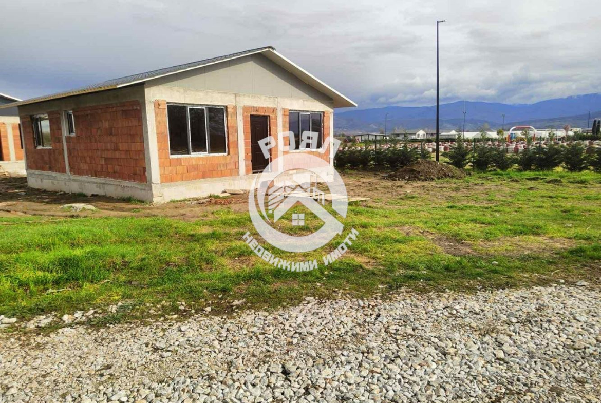 Роял Имоти продава едноетажна къща в с. Оризари - 0