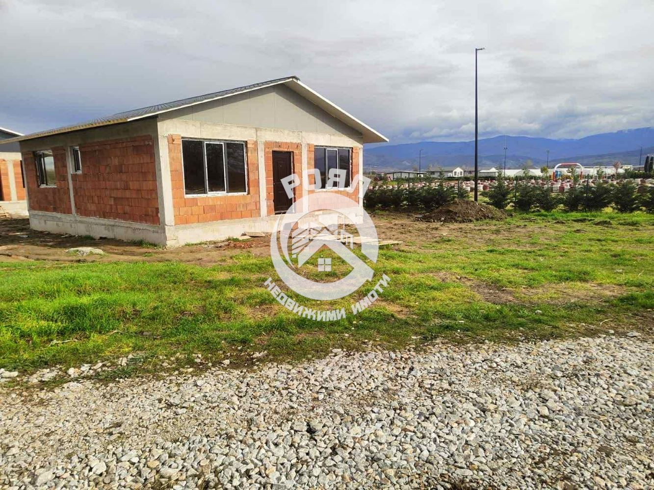 Роял Имоти продава едноетажна къща в с. Оризари - 0