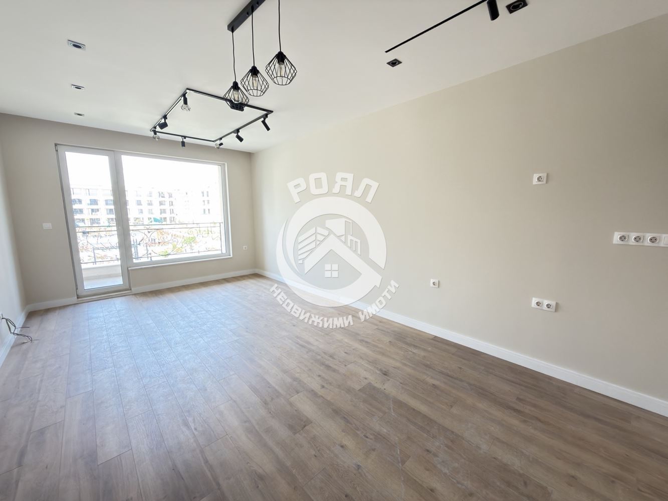 Роял Имоти продава полуобзаведен,тристаен апартамент в кв.Каршияка,гр.Пловдив - 0