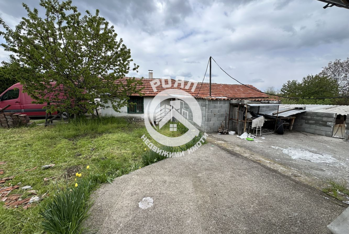 Роял имоти продава Ексклузивно двуетажна къща с двор в с.Тополово - 0