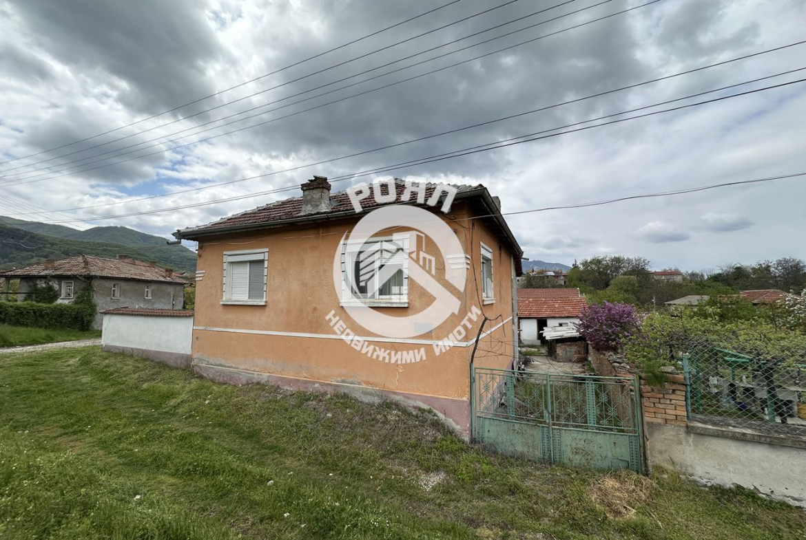 Роял имоти продава Ексклузивно двуетажна къща с двор в с.Тополово - 0