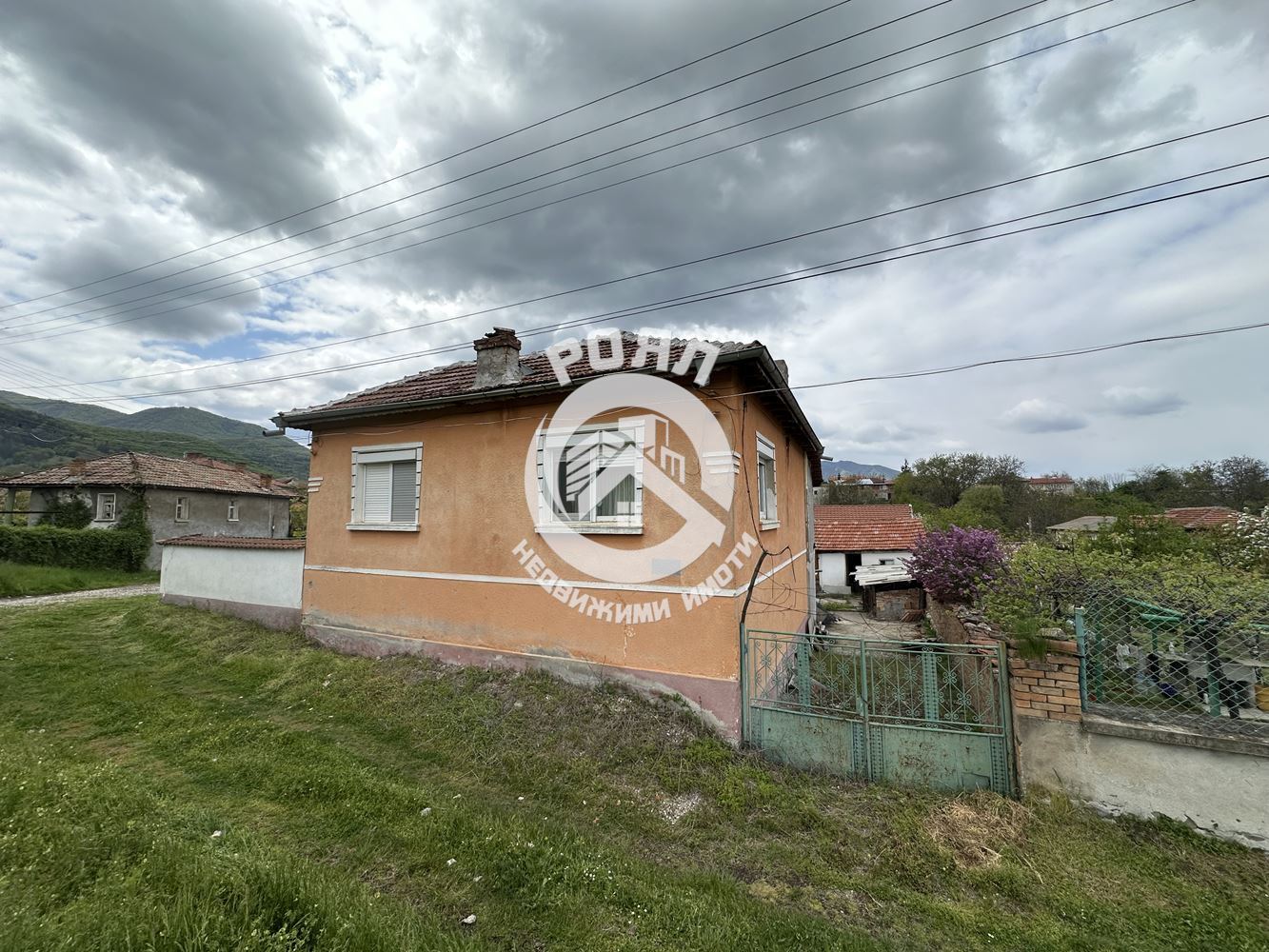 Роял имоти продава Ексклузивно двуетажна къща с двор в с.Тополово - 0