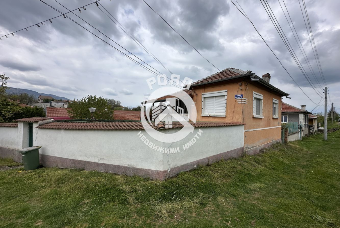 Роял имоти продава Ексклузивно двуетажна къща с двор в с.Тополово - 0