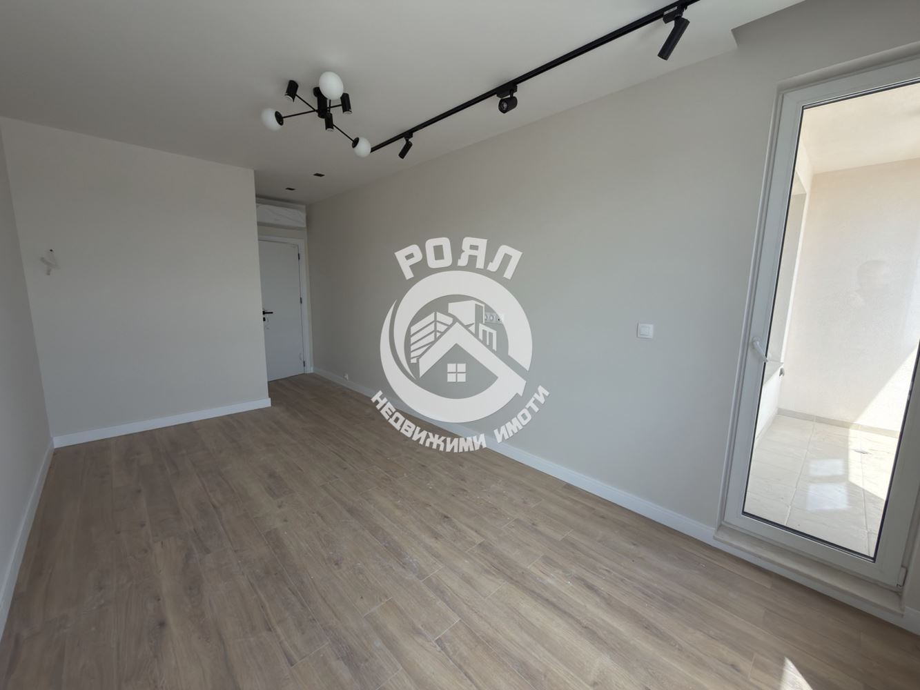 Роял Имоти продава полуобзаведен,тристаен апартамент в кв.Каршияка,гр.Пловдив - 0