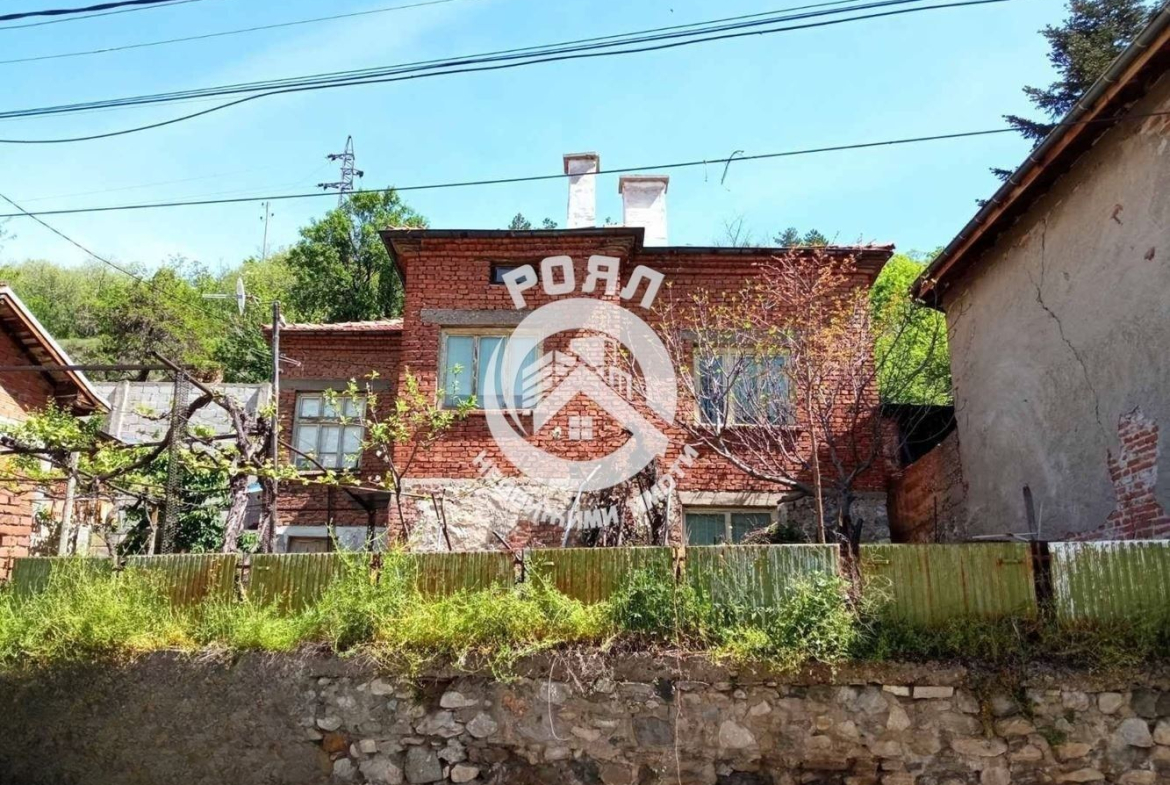 Роял Имоти продава двуетажна къща в с.Брестовица - 0