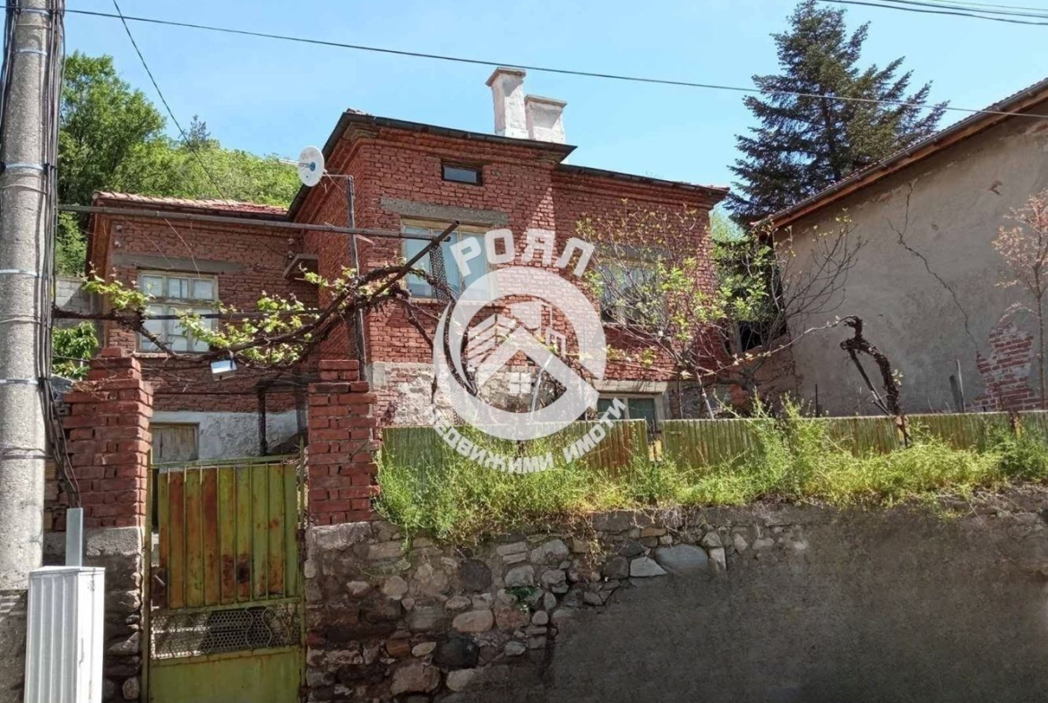 Роял Имоти продава двуетажна къща в с.Брестовица - 0