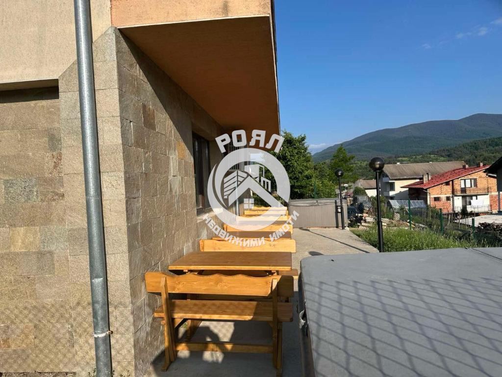 Роял Имоти продава работещ хотел в гр. Батак - 0